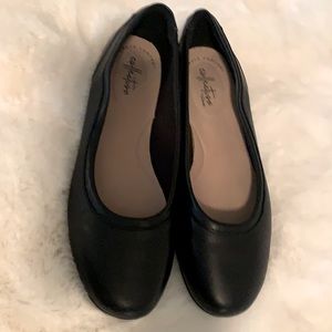 Price drop!! Clarks comfy flats